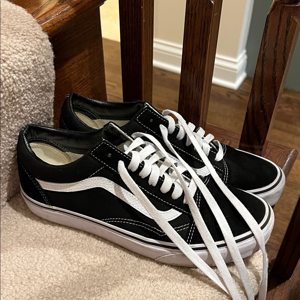Men’s Vans Old Skool Classic Black and White Sneakers Size 7.5